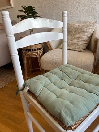 Mesa redonda y 2 sillas de madera. Rústico.