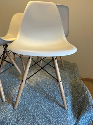Sillas blancas de plástico y madera