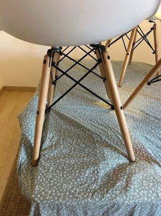 Sillas blancas de plástico y madera