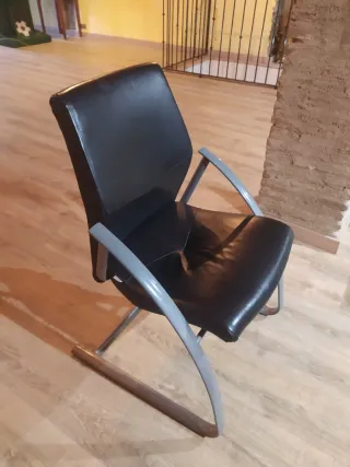 Sillón de oficina negro y gris