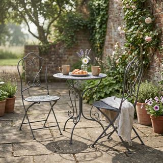 Set Tavolino e 2 Sedie Marmo Bianco Ossidato Patio