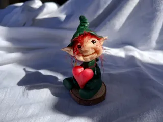 Duendecillo de arcilla con corazón