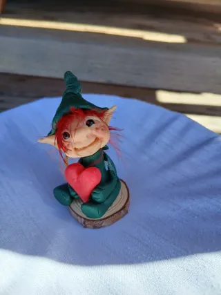 Duendecillo de arcilla con corazón