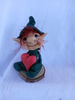 Duendecillo de arcilla con corazón