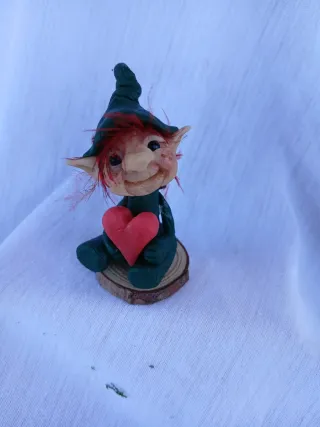 Duendecillo de arcilla con corazón