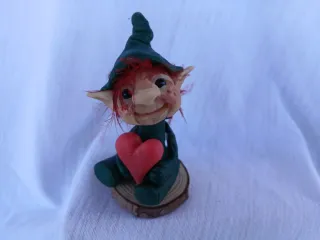 Duendecillo de arcilla con corazón