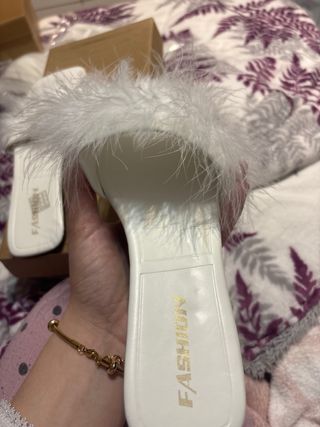 Sandalias blancas de plumas