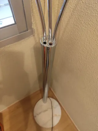 Lámpara de pie plateada