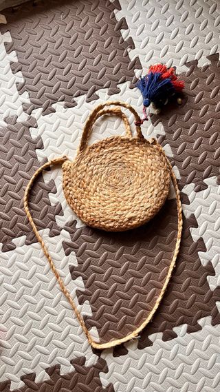 Bolso redondo Parfois de fibras naturales