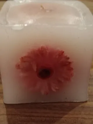 Vela quadrada grande perfumada com flor vermelha