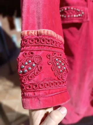 Abrigo rojo tipo casaca