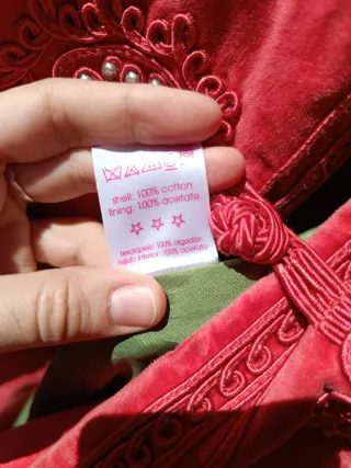 Abrigo rojo tipo casaca