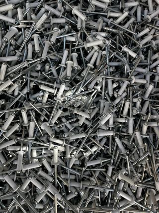 Remaches ciegos blancos