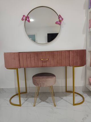 Tocador, espejo y banco rosa y dorado