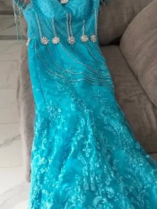 Vestido largo encaje y pedrería turquesa