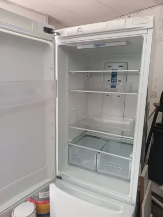 Nevera Indesit blanca
