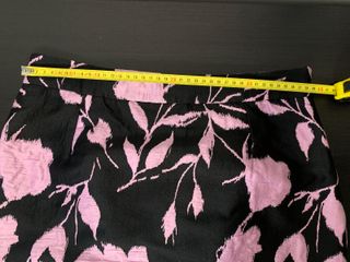Falda Carolina Herrera floral negra y rosa