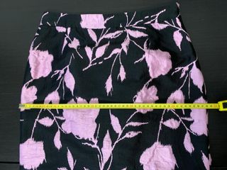 Falda Carolina Herrera floral negra y rosa