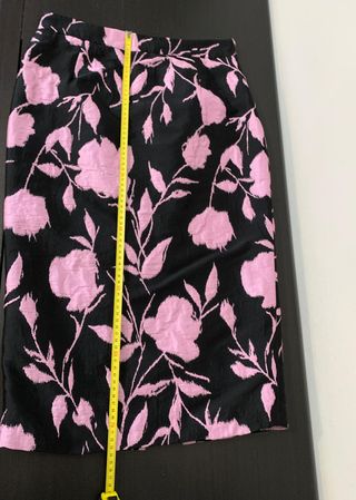 Falda Carolina Herrera floral negra y rosa