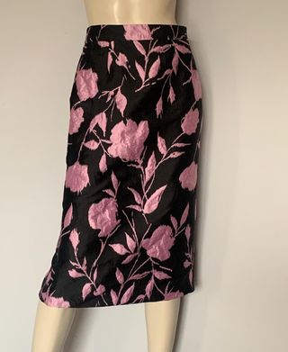 Falda Carolina Herrera floral negra y rosa