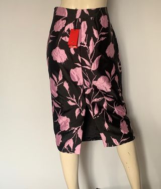 Falda Carolina Herrera floral negra y rosa