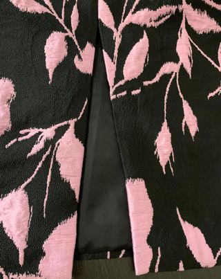 Falda Carolina Herrera floral negra y rosa
