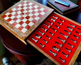 Juego de Ajedrez Metálico con Tablero