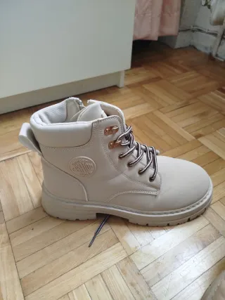 Botas beige con cordones