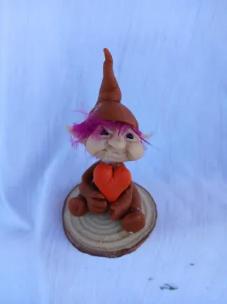 Duendecillo de arcilla con corazón