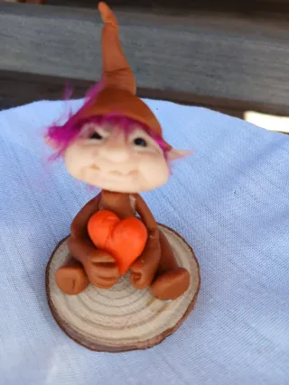 Duendecillo de arcilla con corazón