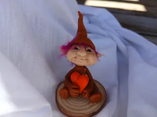 Duendecillo de arcilla con corazón