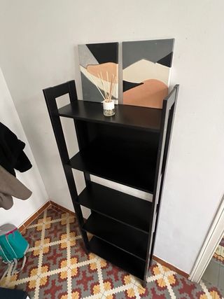 Estantería negra de madera