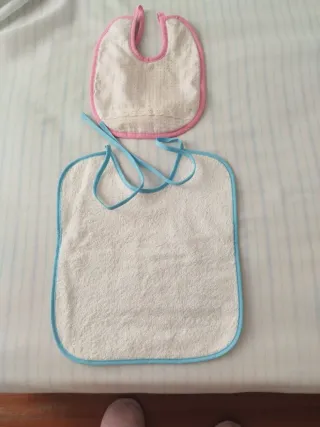 Dos baberos para bebé