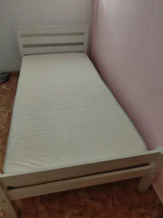 Cama infantil blanca con colchón