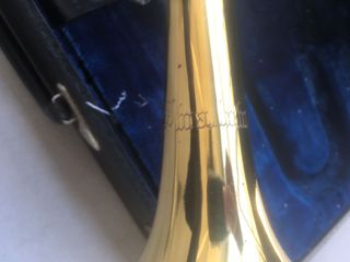 Trompeta dorada con estuche