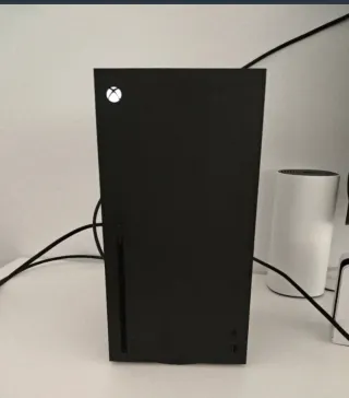 Xbox Series X con caja, mando y juegos