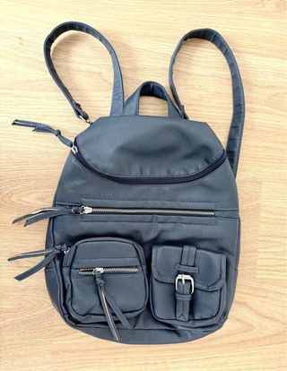 Mochila mujer azul con varios bolsillos.