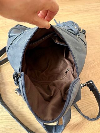 Mochila mujer azul con varios bolsillos.