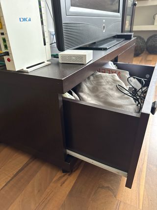 Vitrina de madera y cristal y mueble para TV IKEA