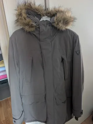 Parka Guess gris con capucha de pelo
