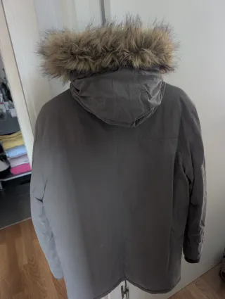 Parka Guess gris con capucha de pelo