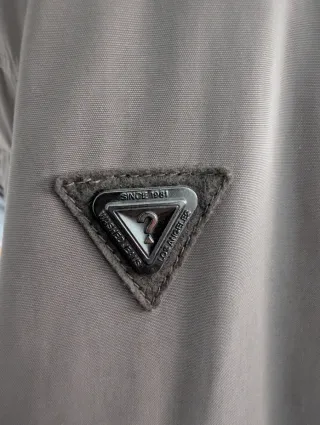 Parka Guess gris con capucha de pelo