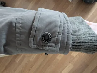 Parka Guess gris con capucha de pelo