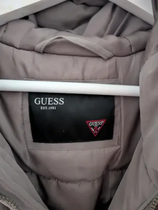 Parka Guess gris con capucha de pelo