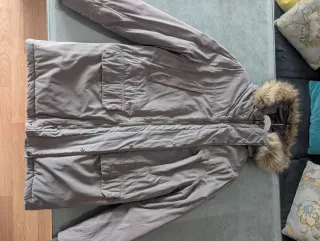 Parka Guess gris con capucha de pelo