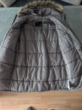 Parka Guess gris con capucha de pelo