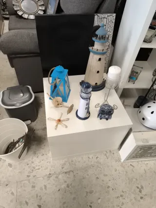 Mesa cuadrada de madera blanca