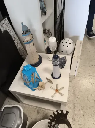 Mesa cuadrada de madera blanca