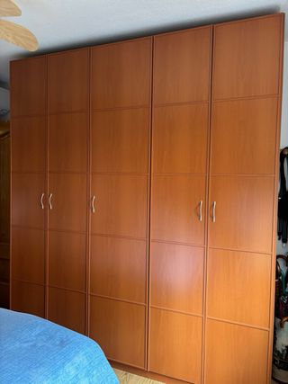 Armario de madera maciza