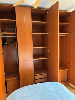 Armario de madera maciza